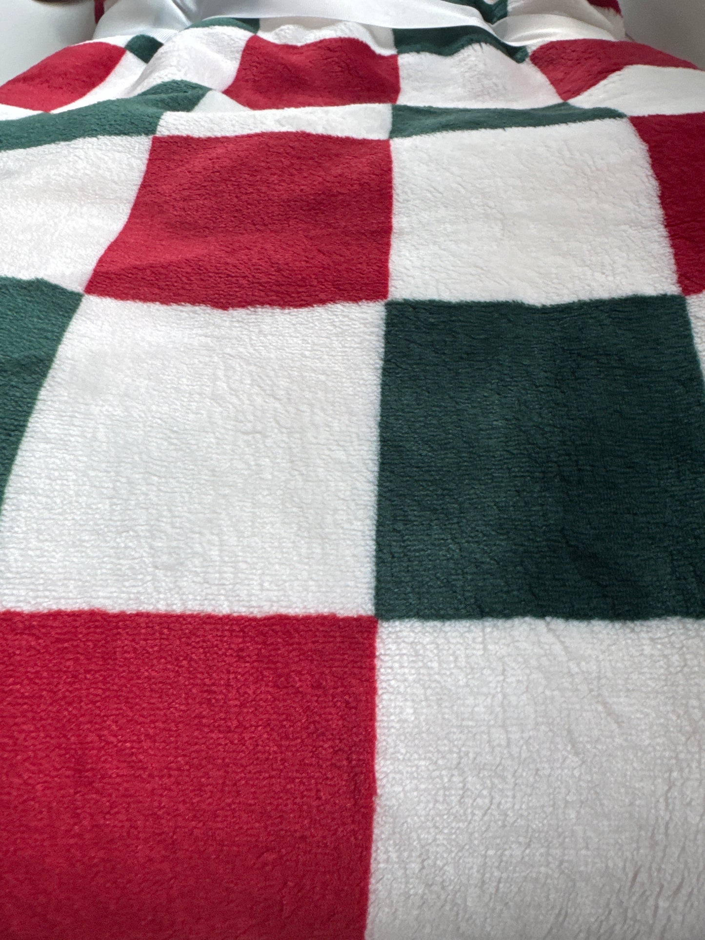 Oversized Plush Checkered Throw Blanket – Two-Tone Design, 50” x 70”