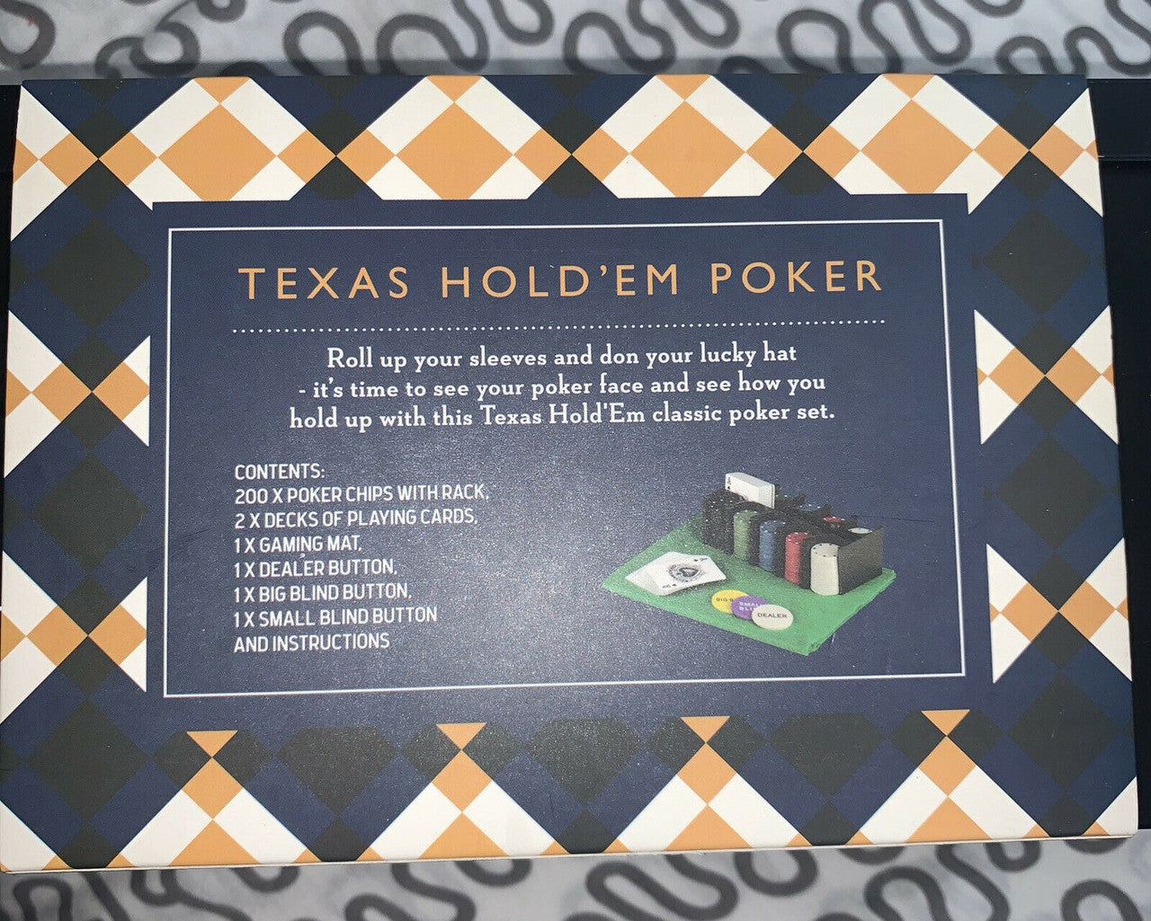 200x poker chips w/rack

2 decks of playing cards

1 gaming mat

1 dealer button

1 big blind button

1 small blind button and instructions